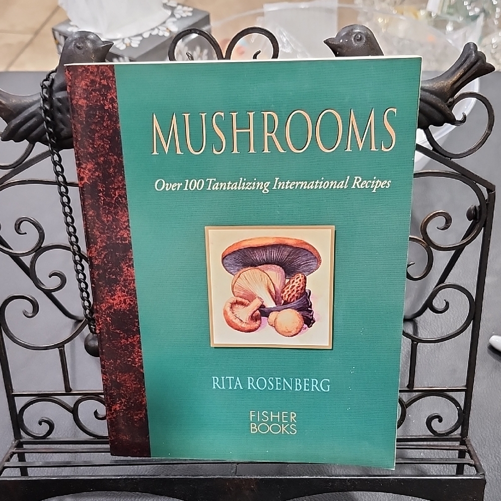 VINTAGE 1995 'MUSHROOMS: OVER 100 TANTALIZING INTERNATIONAL RECIPES' COOKBOOK